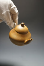Load image into Gallery viewer, Wood Fired Benshan Lüni Pear Yixing Teapot 本山绿泥柴烧梨形 150ml
