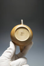 Load image into Gallery viewer, Wood Fired Benshan Lüni Pear Yixing Teapot 本山绿泥柴烧梨形 150ml
