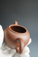 Load image into Gallery viewer, Lao Zini from Huanglong Shan No. 5 Mine Shuiping Yixing Teapot 老紫泥水平 130ml
