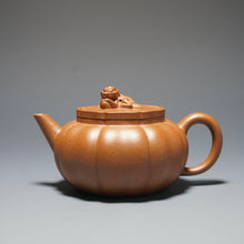 Load image into Gallery viewer, Fully Handmade Jiangponi Jingwen Lion Head Yixing Teapot by Feng Tao 全手工冯涛降坡泥筋纹小绣狮 145ml
