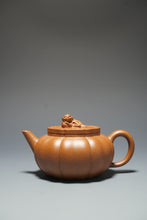 Load image into Gallery viewer, Fully Handmade Jiangponi Jingwen Lion Head Yixing Teapot by Feng Tao 全手工冯涛降坡泥筋纹小绣狮 145ml

