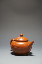 Load image into Gallery viewer, Fully Handmade Zhuni Shuiping Teapot with carvings of bamboo by Fan Yayun 全手工范亚云朱泥竹刻水平 150ml
