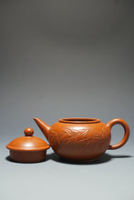 Load image into Gallery viewer, Fully Handmade Zhuni Shuiping Teapot with carvings of bamboo by Fan Yayun 全手工范亚云朱泥竹刻水平 150ml
