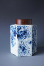 Load image into Gallery viewer, Jingdezhen Porcelain Tea Caddy with Qinghua Painting by Ban Shu Ren 般书人青花茶叶罐
