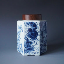Load image into Gallery viewer, Jingdezhen Porcelain Tea Caddy with Qinghua Painting by Ban Shu Ren 般书人青花茶叶罐

