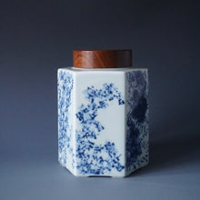 Load image into Gallery viewer, Jingdezhen Porcelain Tea Caddy with Qinghua Painting by Ban Shu Ren 般书人青花茶叶罐

