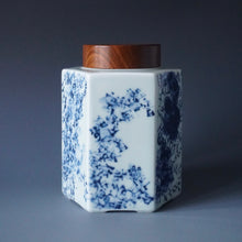 Load image into Gallery viewer, Jingdezhen Porcelain Tea Caddy with Qinghua Painting by Ban Shu Ren 般书人青花茶叶罐
