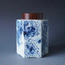 Load image into Gallery viewer, Jingdezhen Porcelain Tea Caddy with Qinghua Painting by Ban Shu Ren 般书人青花茶叶罐
