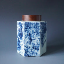 Load image into Gallery viewer, Jingdezhen Porcelain Tea Caddy with Qinghua Painting by Ban Shu Ren 般书人青花茶叶罐
