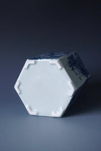 Load image into Gallery viewer, Jingdezhen Porcelain Tea Caddy with Qinghua Painting by Ban Shu Ren 般书人青花茶叶罐
