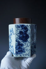 Load image into Gallery viewer, Jingdezhen Porcelain Tea Caddy with Qinghua Painting by Ban Shu Ren 般书人青花茶叶罐
