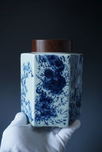 Load image into Gallery viewer, Jingdezhen Porcelain Tea Caddy with Qinghua Painting by Ban Shu Ren 般书人青花茶叶罐
