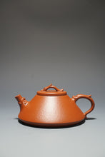 Load image into Gallery viewer, Fully Handmade Zhuni Soaring Dragon Yixing Teapot by Pan Qiyuan 全手工潘器园极品朱泥龙行天下 140ml
