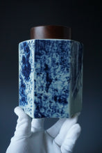 Load image into Gallery viewer, Jingdezhen Porcelain Tea Caddy with Qinghua Painting by Ban Shu Ren 般书人青花茶叶罐
