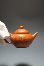 Load image into Gallery viewer, Fully Handmade Zhuni Shuiping Teapot with carvings of bamboo by Fan Yayun 全手工范亚云朱泥竹刻水平 150ml
