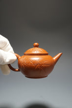 Load image into Gallery viewer, Fully Handmade Zhuni Shuiping Teapot with carvings of bamboo by Fan Yayun 全手工范亚云朱泥竹刻水平 150ml

