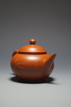 Load image into Gallery viewer, Fully Handmade Zhuni Shuiping Teapot with carvings of bamboo by Fan Yayun 全手工范亚云朱泥刻竹水平 145ml

