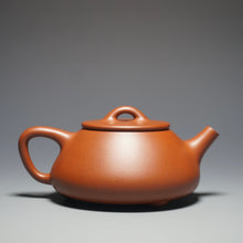 Load image into Gallery viewer, Fully Handmade Hongpilong Pinggai Shipiao Yixing Teapot by Hu Manshan 胡漫山红皮龙平盖石瓢 170ml
