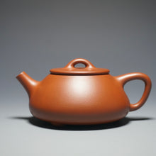 Load image into Gallery viewer, Fully Handmade Hongpilong Pinggai Shipiao Yixing Teapot by Hu Manshan 胡漫山红皮龙平盖石瓢 170ml
