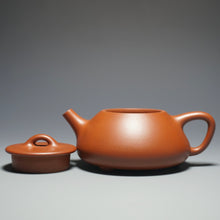 Load image into Gallery viewer, Fully Handmade Hongpilong Pinggai Shipiao Yixing Teapot by Hu Manshan 胡漫山红皮龙平盖石瓢 170ml
