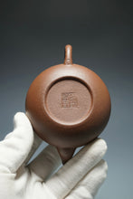 Load image into Gallery viewer, 5 Colour Clay Pear with Curved Base Yixing Teapot 五色土紫砂梨形壶 140ml
