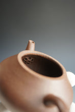 Load image into Gallery viewer, 5 Colour Clay Pear with Curved Base Yixing Teapot 五色土紫砂梨形壶 140ml
