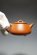 Load image into Gallery viewer, Zhaozhuang Zhuni Shipiao Yixing Teapot 赵庄朱泥平盖石瓢 100ml
