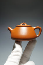 Load image into Gallery viewer, Zhaozhuang Zhuni Shipiao Yixing Teapot 赵庄朱泥平盖石瓢 100ml
