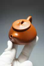 Load image into Gallery viewer, Zhaozhuang Zhuni Shipiao Yixing Teapot 赵庄朱泥平盖石瓢 100ml
