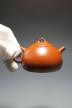 Load image into Gallery viewer, Fully Handmade Zhuni Mantou Teapot by Yu Bo 全手工余波朱泥馒头 110ml
