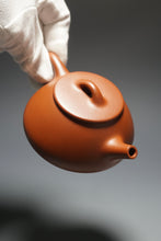 Load image into Gallery viewer, Fully Handmade Hongpilong Pinggai Shipiao Yixing Teapot by Hu Manshan 胡漫山红皮龙平盖石瓢 170ml
