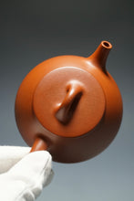 Load image into Gallery viewer, Fully Handmade Hongpilong Pinggai Shipiao Yixing Teapot by Hu Manshan 胡漫山红皮龙平盖石瓢 170ml
