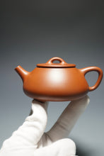 Load image into Gallery viewer, Fully Handmade Hongpilong Pinggai Shipiao Yixing Teapot by Hu Manshan 胡漫山红皮龙平盖石瓢 170ml
