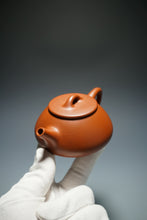 Load image into Gallery viewer, Fully Handmade Hongpilong Pinggai Shipiao Yixing Teapot by Hu Manshan 胡漫山红皮龙平盖石瓢 170ml
