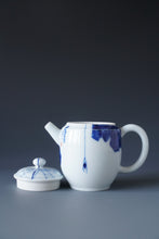Load image into Gallery viewer, Qinghua Spider and Banana Leaf Jingdezhen Fine Porcelain Teapot by Master KuangShi 青花匡石蛛网芭蕉高仕壶 110ml
