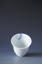 Load image into Gallery viewer, 85ml Qinghua Gourd Porcelain Teacup by KuangShi 青花匡石葫芦多福杯
