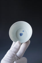 Load image into Gallery viewer, 110ml Qinghua Dreaming Birds Porcelain Teacup by KuangShi 青花匡石花香入梦杯
