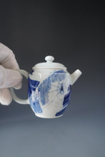 Load image into Gallery viewer, Qinghua Spider and Banana Leaf Jingdezhen Fine Porcelain Teapot by Master KuangShi 青花匡石蛛网芭蕉高仕壶 110ml
