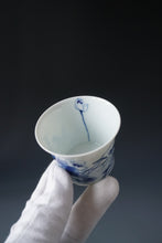 Load image into Gallery viewer, 90ml Qinghua Fragrance Porcelain Teacup by KuangShi 青花匡石香远益清杯
