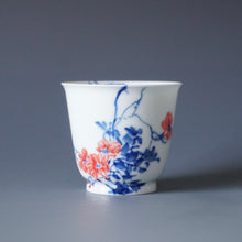 Load image into Gallery viewer, 85ml Qinghua Flowers and Birds Porcelain Lingyun Teacup by KuangShi 青花匡石手绘花鸟凌云杯
