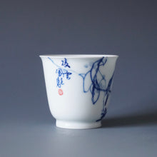 Load image into Gallery viewer, 85ml Qinghua Flowers and Birds Porcelain Lingyun Teacup by KuangShi 青花匡石手绘花鸟凌云杯
