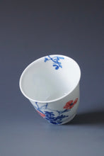 Load image into Gallery viewer, 85ml Qinghua Flowers and Birds Porcelain Lingyun Teacup by KuangShi 青花匡石手绘花鸟凌云杯
