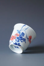 Load image into Gallery viewer, 85ml Qinghua Flowers and Birds Porcelain Lingyun Teacup by KuangShi 青花匡石手绘花鸟凌云杯
