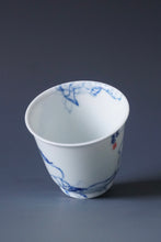 Load image into Gallery viewer, 85ml Qinghua Birds on the Tree Porcelain Teacup by KuangShi 青花匡石手绘花鸟麻雀杯
