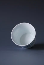 Load image into Gallery viewer, 85ml Qinghua Water Town Jingdezhen Porcelain Teacup by KuangShi 青花匡石手绘水乡杯
