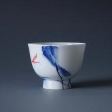 Load image into Gallery viewer, 60ml Qinghua Dragonfly Jingdezhen Porcelain Teacup by KuangShi 青花匡石手绘蜻蜓杯
