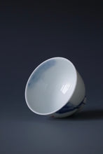 Load image into Gallery viewer, 60ml Qinghua Dragonfly Jingdezhen Porcelain Teacup by KuangShi 青花匡石手绘蜻蜓杯
