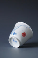 Load image into Gallery viewer, 85ml Qinghua Flowers and Birds Jingdezhen Porcelain Teacup by KuangShi 青花匡石手绘花鸟硕果杯

