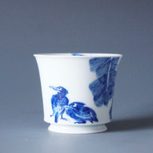Load image into Gallery viewer, 85ml Qinghua Birds and Banana Tree Porcelain Teacup by KuangShi 青花匡石手绘花鸟蕉荫杯
