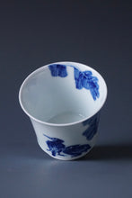 Load image into Gallery viewer, 85ml Qinghua Birds and Banana Tree Porcelain Teacup by KuangShi 青花匡石手绘花鸟蕉荫杯
